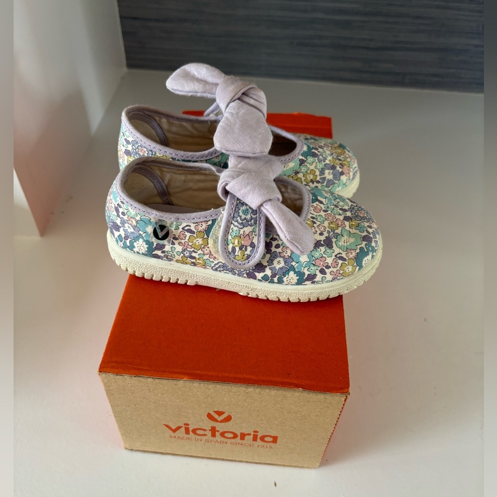 Victoria Brand size 23 floral pattern shoes. Adorable!